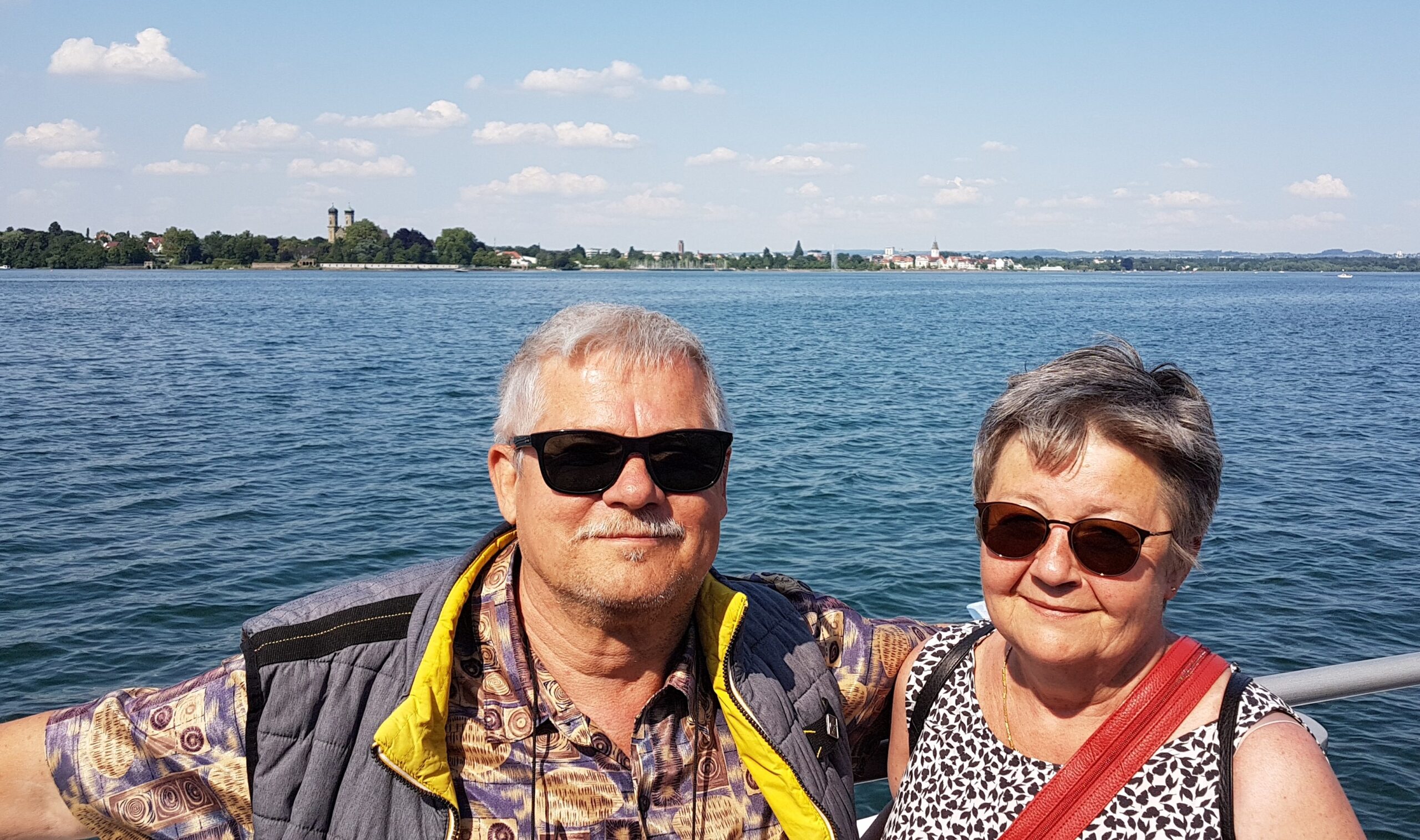 Auf dem Schiff - Im Hintergrund Friedrichshafen